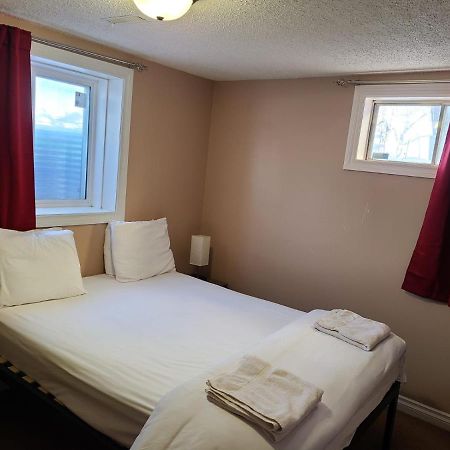 Cozy Home With Comfortable Beds And Fully Equipped Kitchen 15 Mins Drive From Airport, Downtown, Sait And U Of C And 80 Min Drive To Banff Κάλγκαρι Εξωτερικό φωτογραφία