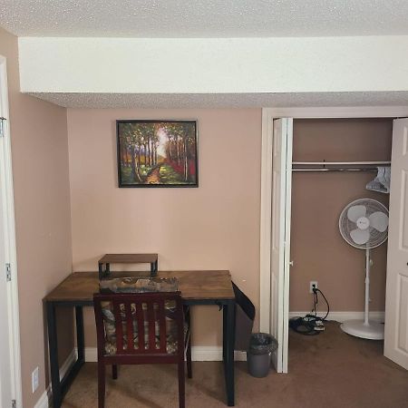 Cozy Home With Comfortable Beds And Fully Equipped Kitchen 15 Mins Drive From Airport, Downtown, Sait And U Of C And 80 Min Drive To Banff Κάλγκαρι Εξωτερικό φωτογραφία