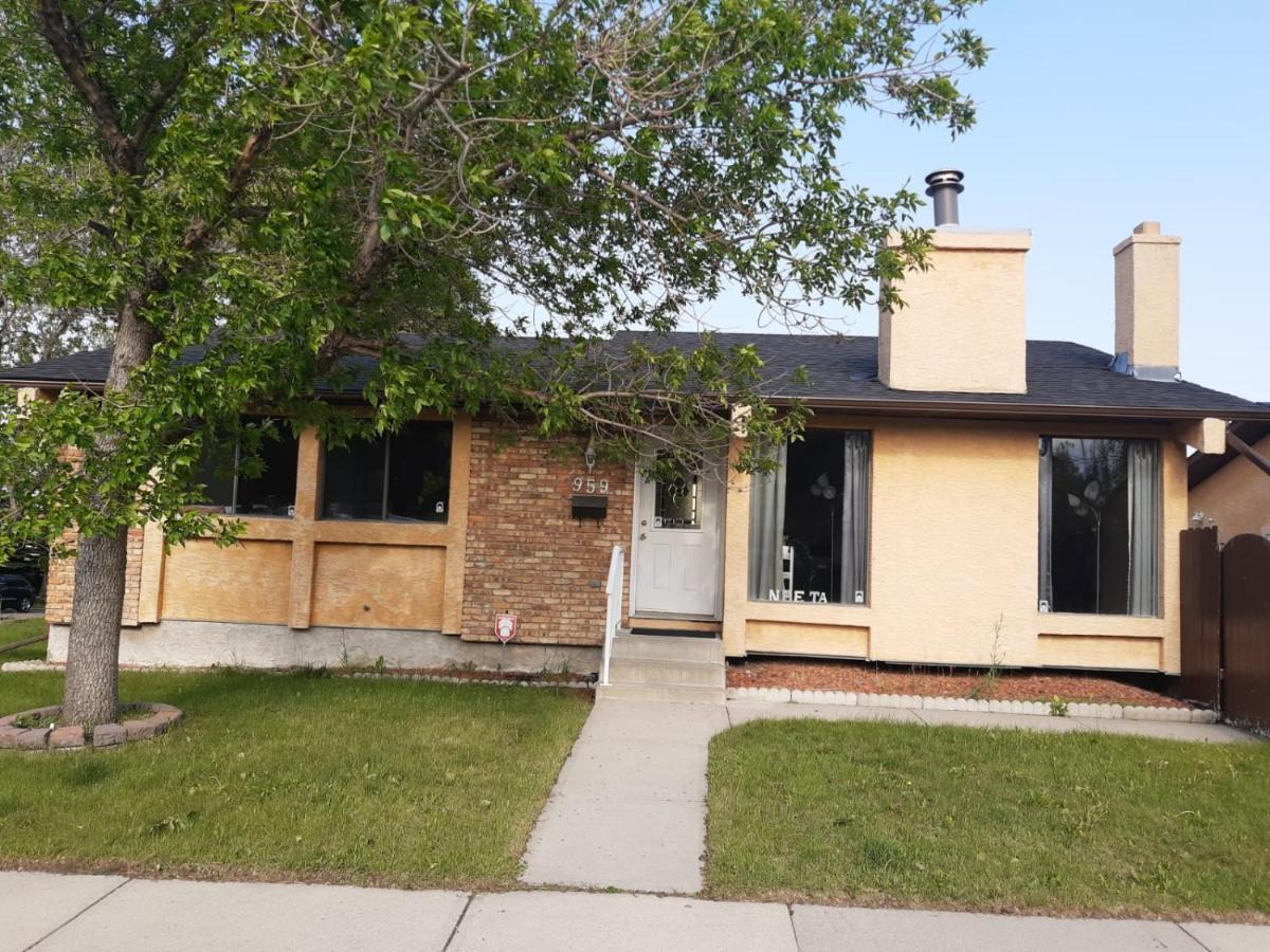 Cozy Home With Comfortable Beds And Fully Equipped Kitchen 15 Mins Drive From Airport, Downtown, Sait And U Of C And 80 Min Drive To Banff Κάλγκαρι Εξωτερικό φωτογραφία