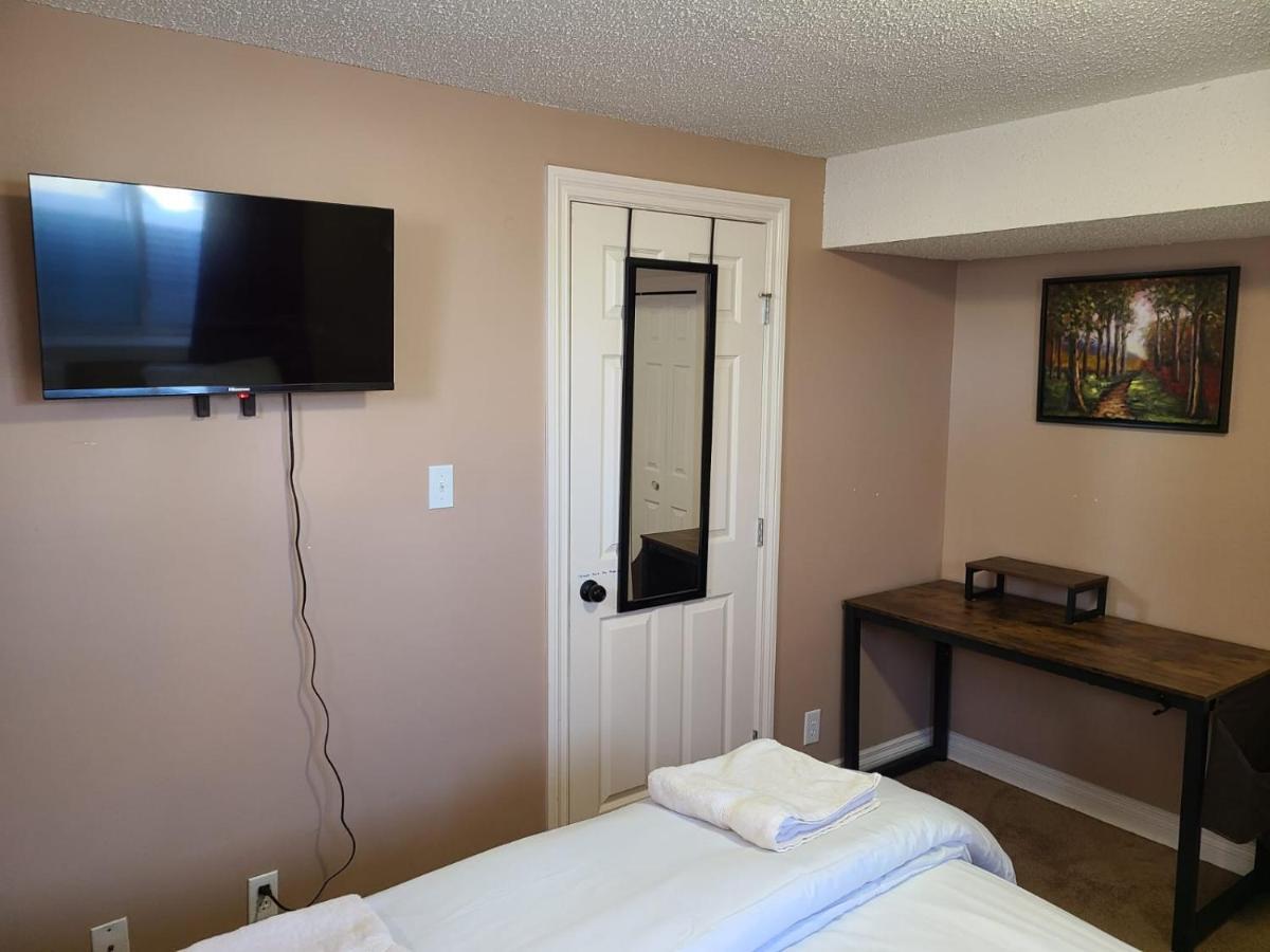 Cozy Home With Comfortable Beds And Fully Equipped Kitchen 15 Mins Drive From Airport, Downtown, Sait And U Of C And 80 Min Drive To Banff Κάλγκαρι Εξωτερικό φωτογραφία