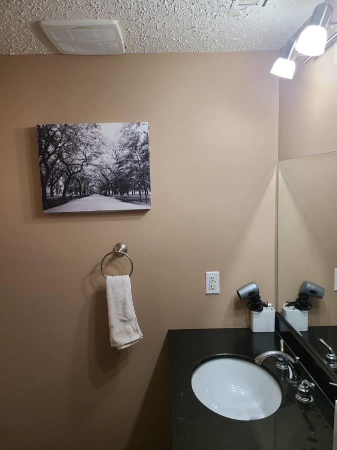 Cozy Home With Comfortable Beds And Fully Equipped Kitchen 15 Mins Drive From Airport, Downtown, Sait And U Of C And 80 Min Drive To Banff Κάλγκαρι Εξωτερικό φωτογραφία
